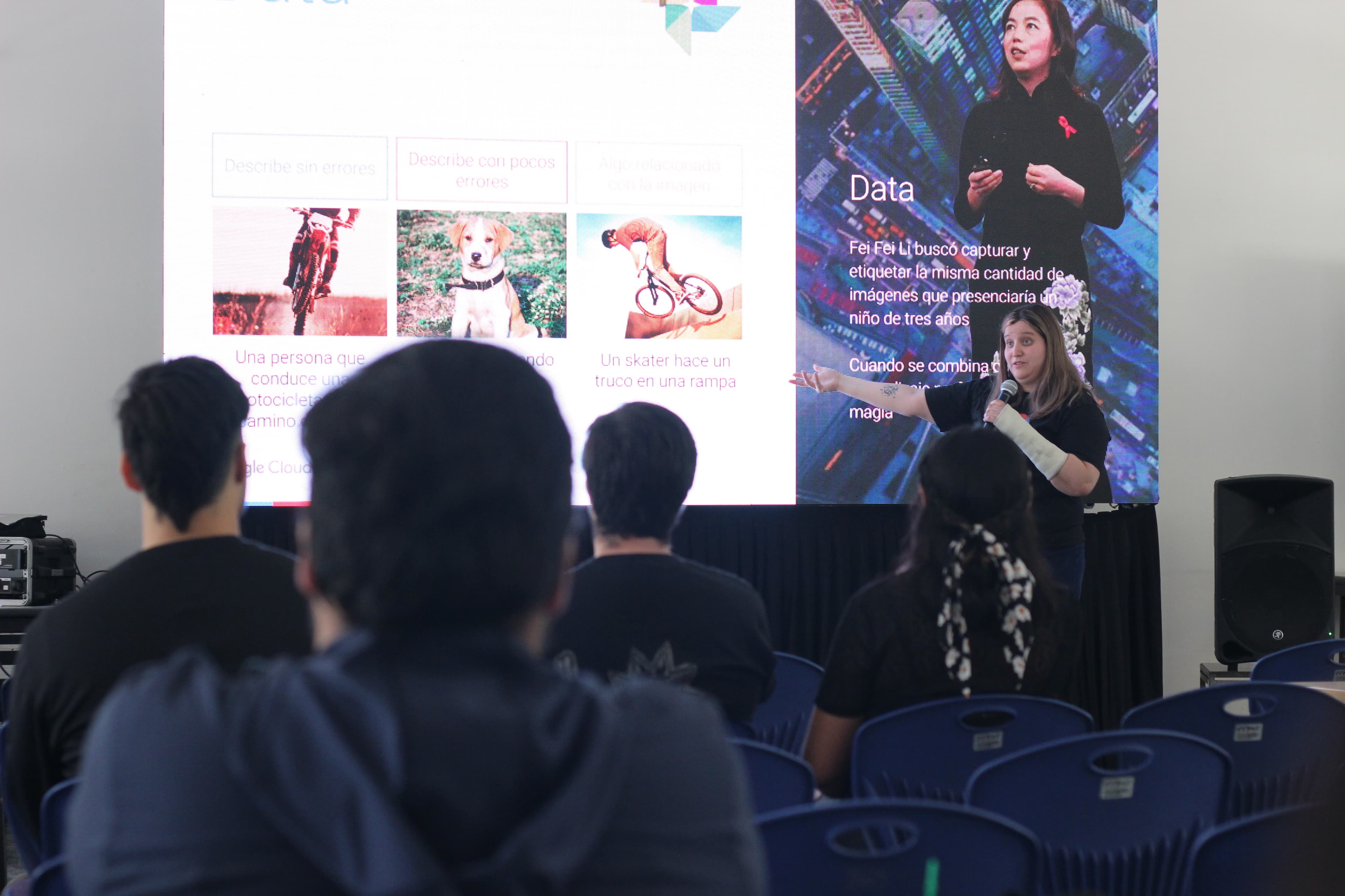 Stefanni Cavaletto exponiendo Cloud AI para todos